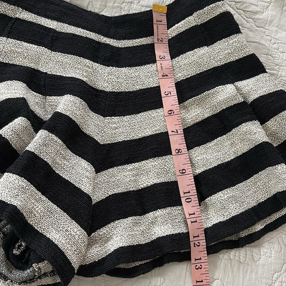 ALICE + OLIVIA Lurex Tweed Back Zip Pleated Short Black Silver Stripe - Picture 14 of 15